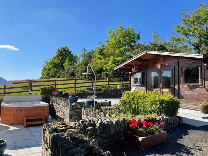 Bed and breakfast for 2 people, with Balcony and Hot tub as well as Terrace and Garden in Northern Ireland