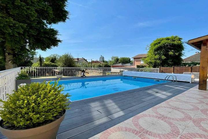 Gîte pour 12 personnes, avec piscine et jardin à Grandpré (Ardennes)