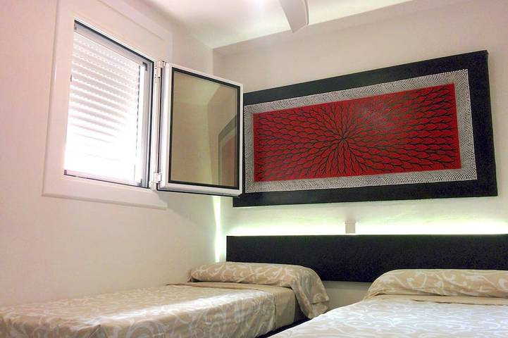 Apartamento entero, Luminoso apartamento reformado con vistas a viñedos, mar y piscina. in San Pedro de Ribas, Garraf
