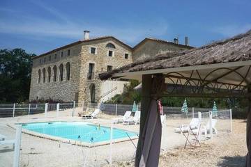 Gîte pour 40 personnes, avec piscine à Saint-Privat-des-Vieux