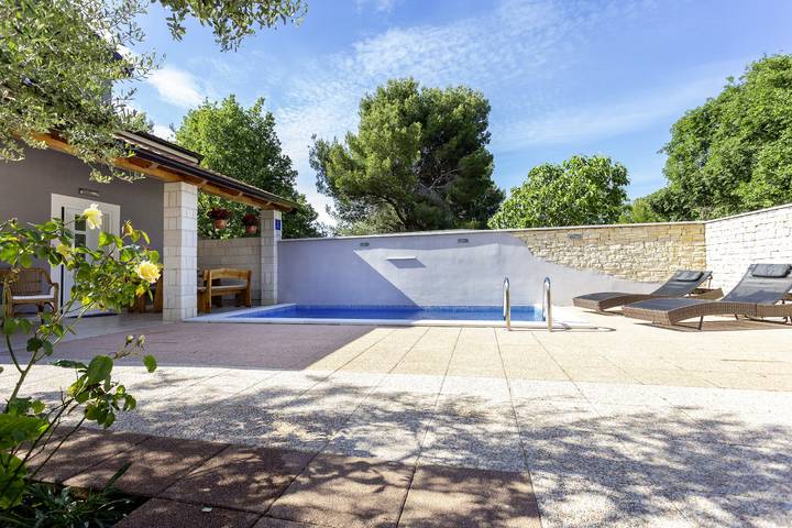 Ferienhaus für 6 Personen, mit Balkon/Terrasse und Meerblick sowie Garten und Pool in Peroj - 3