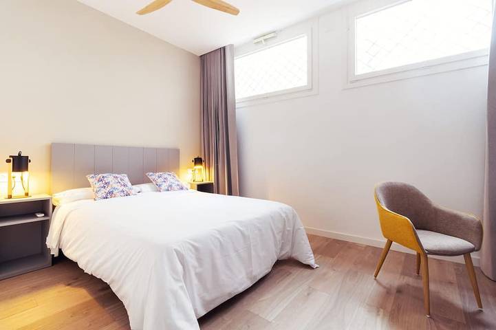 Ganze Wohnung, Apartment-Eigenes Badezimmer-Strassenblick in Mérida, Badajoz Provinz