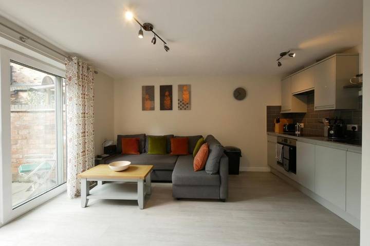 Apartment for 3 people, with Terrace and Garden in Crewe