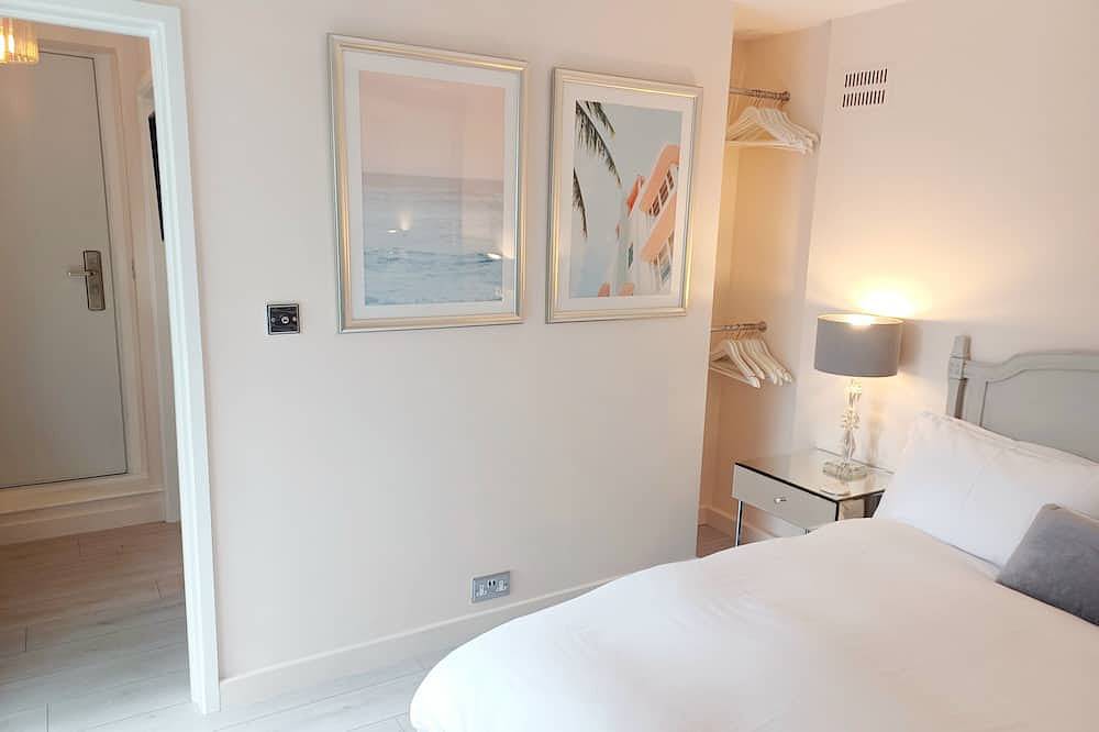Ensuite Double Room Own Entrance in Art Deco House in Whitstable, Kent