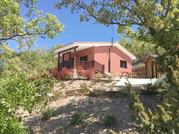 Gîte pour 6 personnes, avec vue et jardin, adapté aux familles à Àger