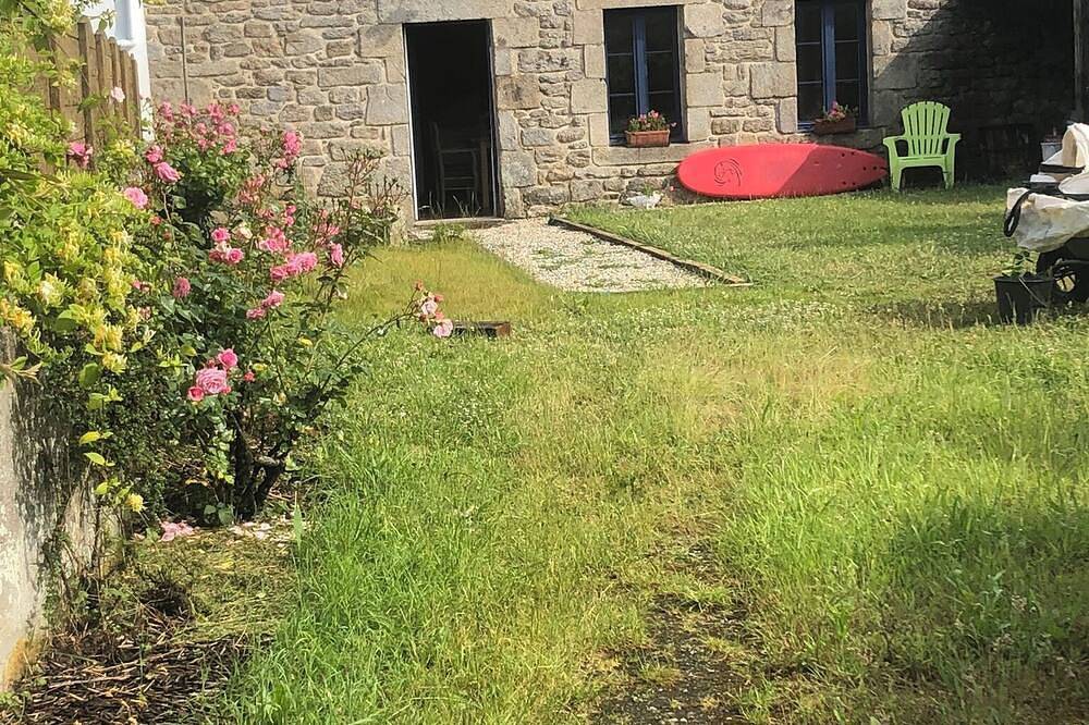 Country house, close to beaches, fishing ports.Breton specialties in Plomeur, Quimper region