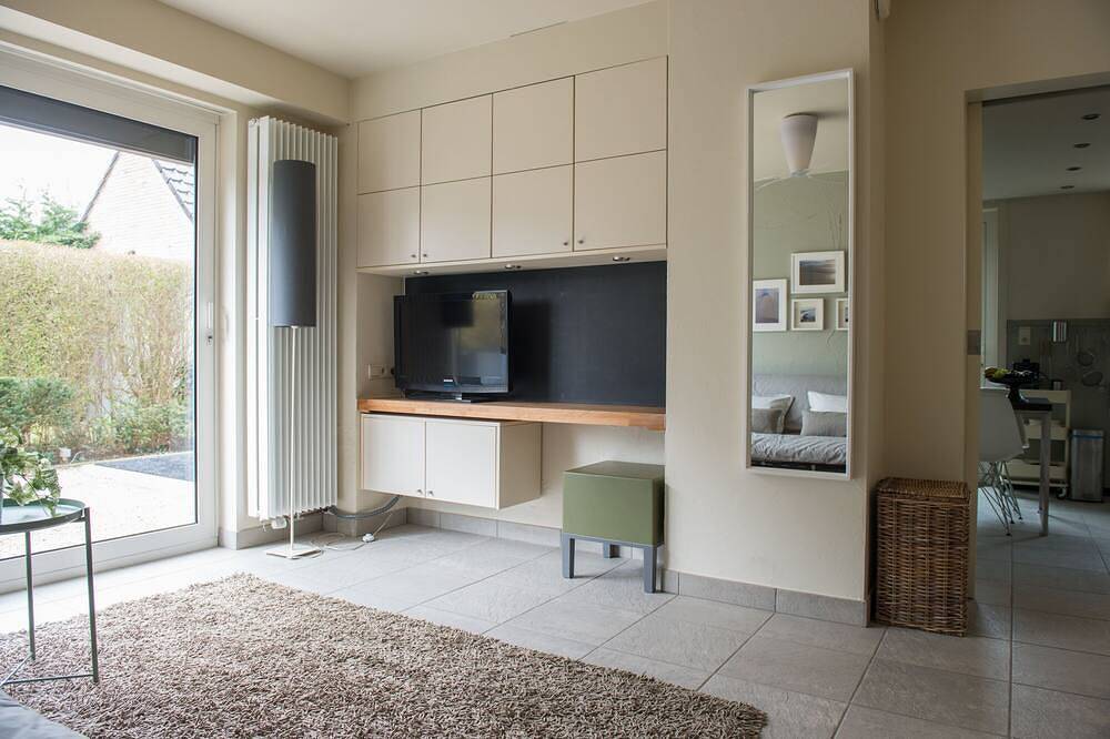 Appartement entier, Studio de vacances design, proche de la mer avec jardin privé et parking in Ville d'Ostende, Oostende
