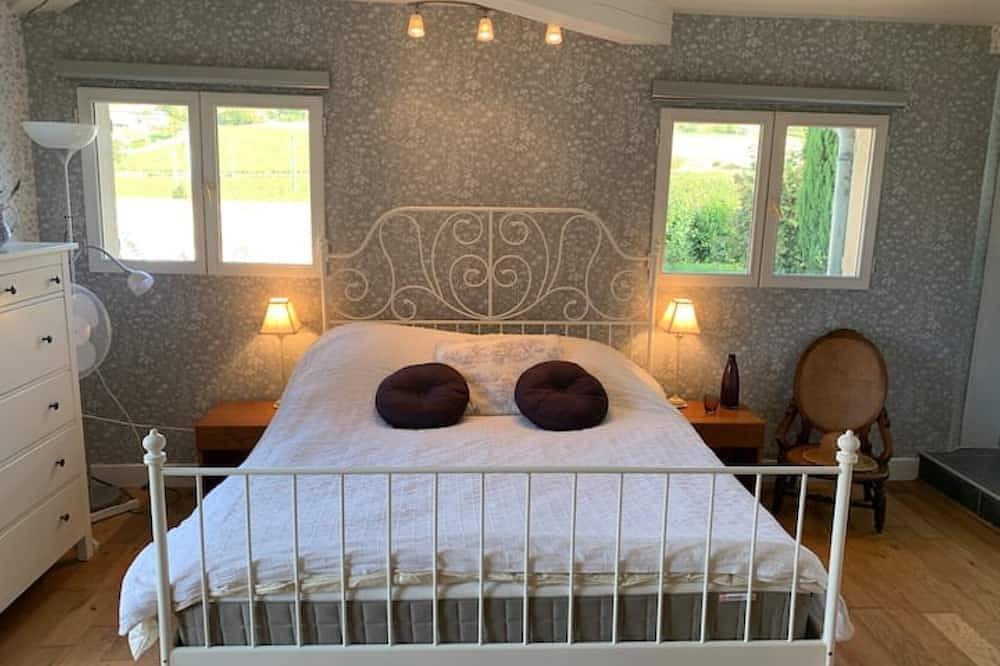 Traditional Beaujolais farmhouse with Private Pool - sleeps 8 in Charnay, Beaujolais