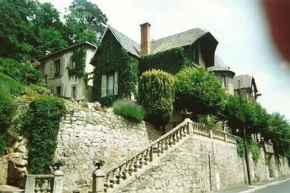Maison ancienne, de caractère. Jardin clos . Piscine et commerces à 300 m in Saint-Nectaire, Parc naturel régional des Volcans d'Auvergne
