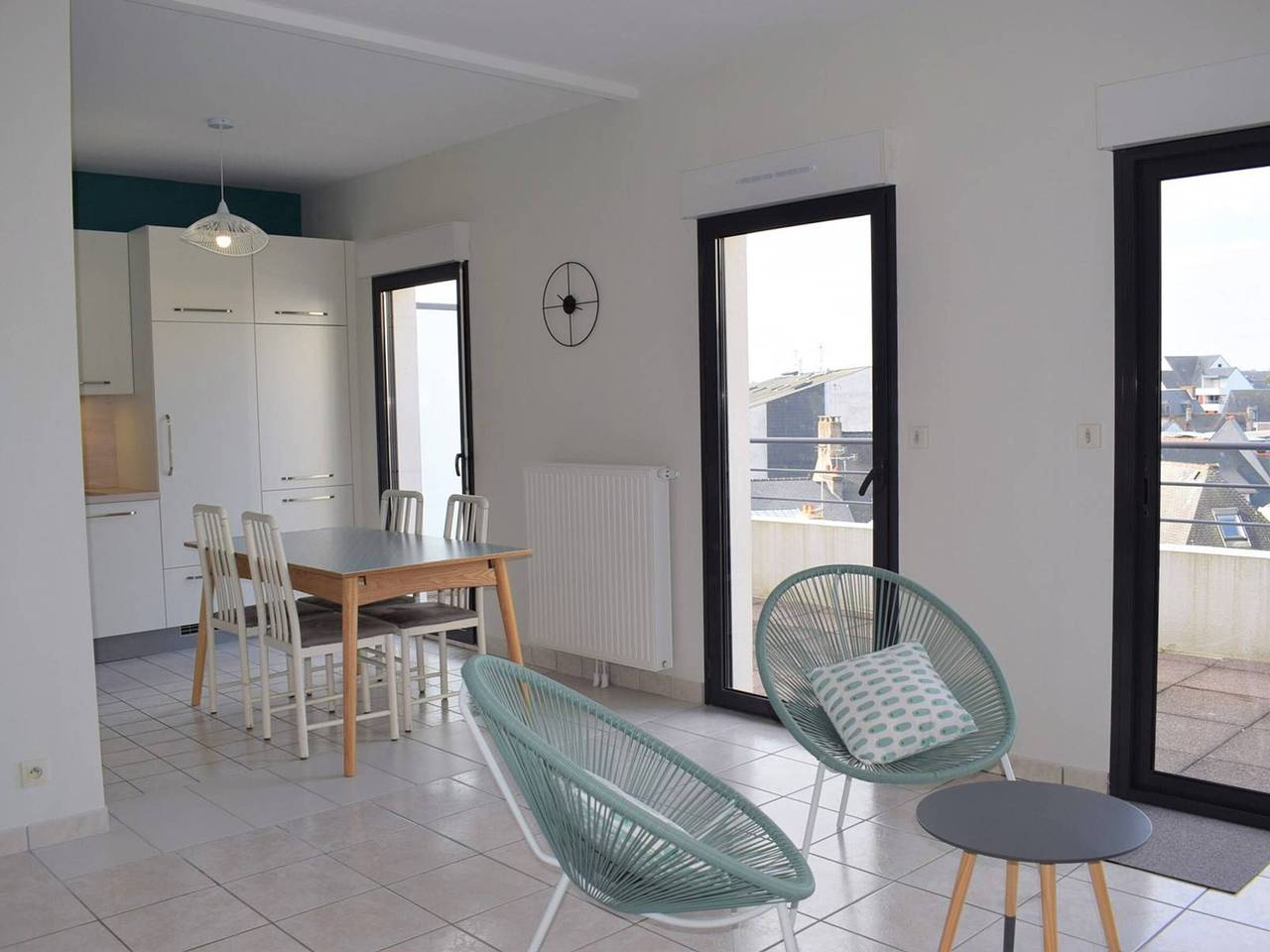 Entire apartment, Renovated 5-Person Apartment with Large Terrace in Perros-Guirec Center in Perros-Guirec, Pink Granite Coast