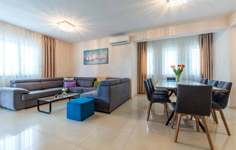 Charmante 2-Zimmer-Wohnung mit Pool, Terrasse und WLAN in Dalmatinisches Zagora