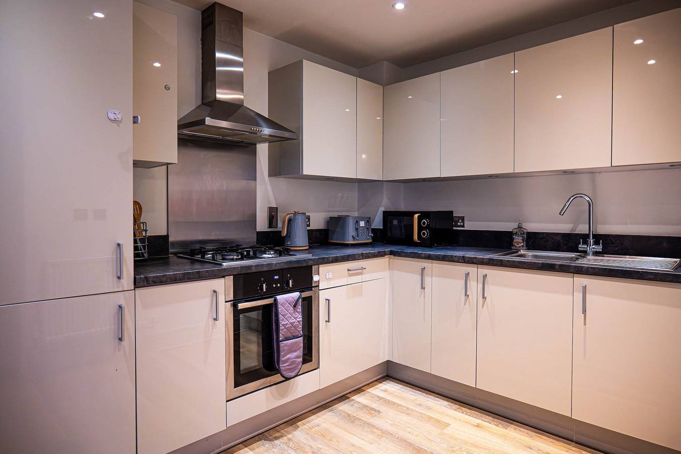 Ganze Wohnung, Convenient 2 Bedroom Apartment in Crawley in Crawley, West Sussex