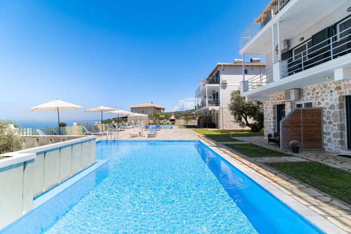 Hel lägenhet, Apartment "Superior Apartment A" close to the Beach with Shared Pool & Wi-Fi in Grekland