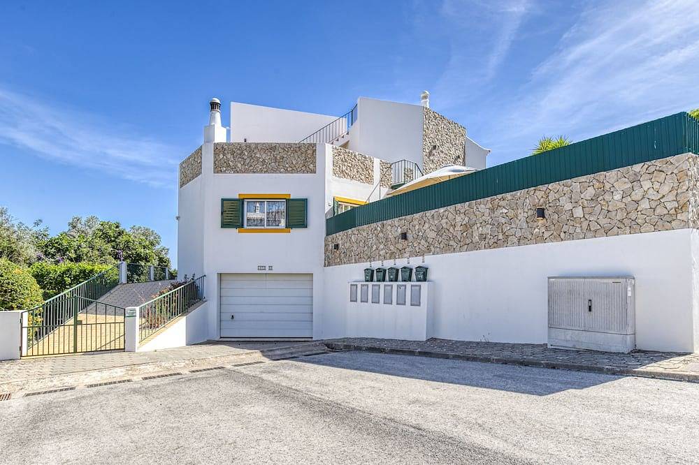 Spacious 3 Bed, 3 Bath Villa With Pool & Toddler Pool, in Beautiful Carvoeiro in Carvoeiro, Lagoa