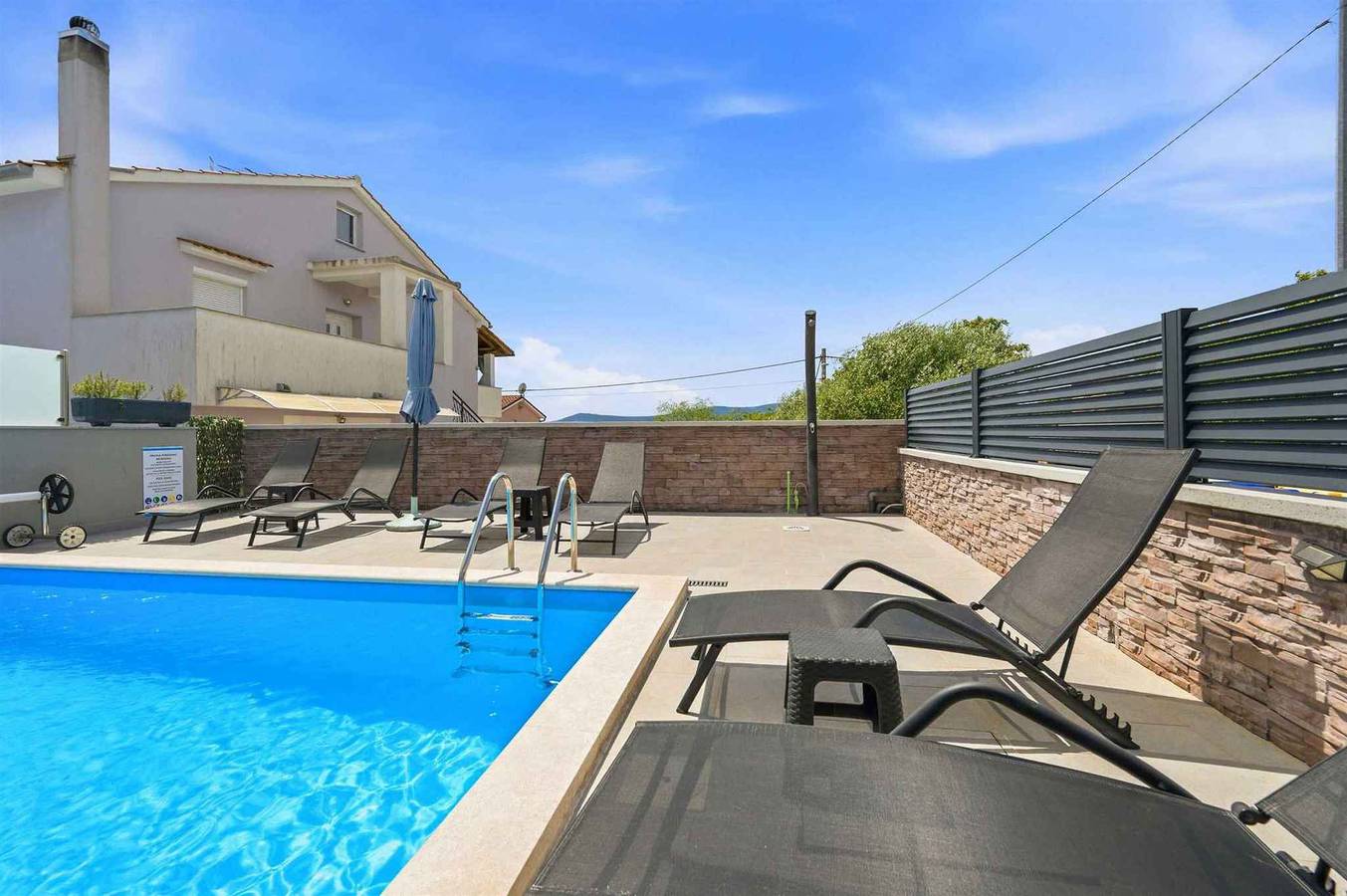 Ferienhaus mit Pool und Klimaanlage in Pinezici, Krk