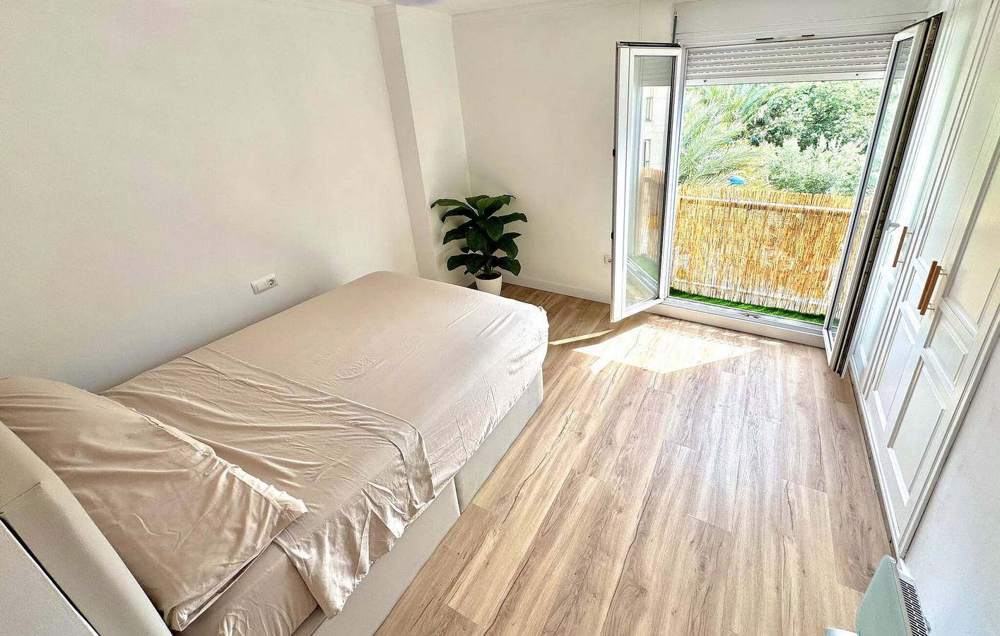 Ganze Ferienwohnung, Apartment mit Meerblick, Terrasse & WiFi, 100m zum Strand in Port de Sagunt, Sagunto