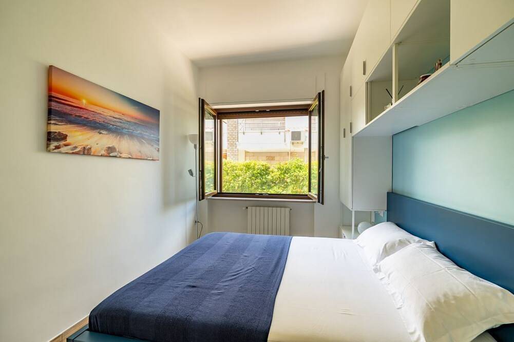 Ganze Wohnung, Comfortable 40 sqm apartment, accommodating up to 4 people, located on the first floor of a small house without an elevator.The property is located on the Bisceglie seafront and offers enchanting sea views. The residential area is well-served and close t in Bisceglie, Via Francigena