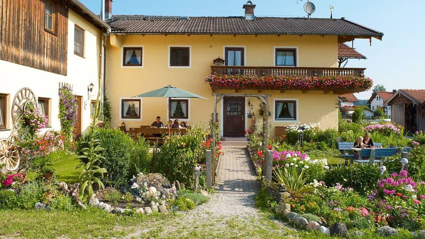 Ferienwohnung für 2 Personen, mit Terrasse und Garten in Grabenstätt