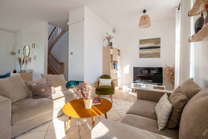 Villa per 6 persone, con terrazza e piscina nonché giardino, adatto a famiglie con bambini in Rodano