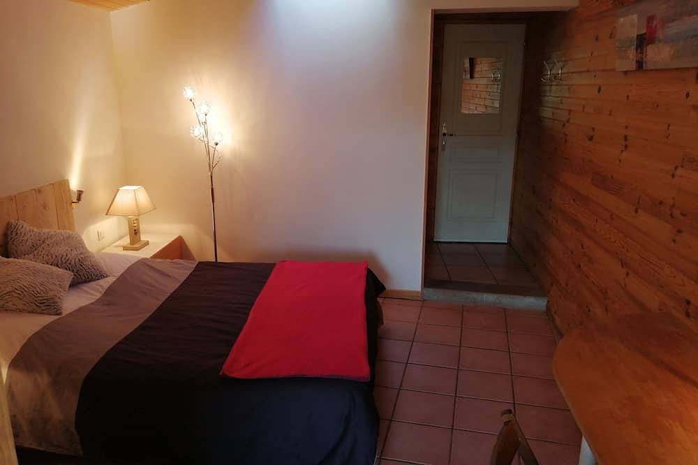 Entire apartment, Gîte \"tilo\" Dans Propriété Face au Lac du Salagou in Liausson, Lodève region