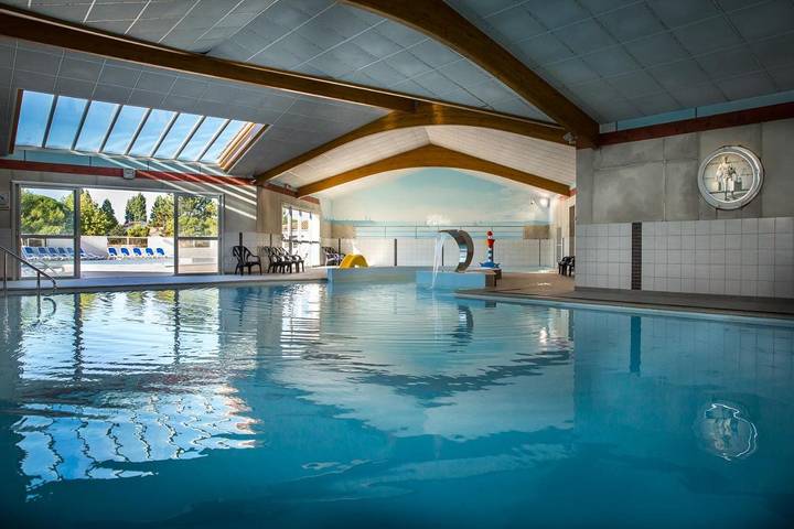 Camping pour 4 personnes, avec piscine ainsi que jardin et jacuzzi, animaux acceptés