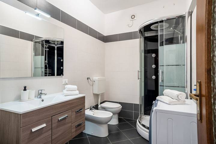 Apartamento entero, GuestHost - Apt 5 minutes on foot from Como S.Giovanni Station in Como, Lago de Como