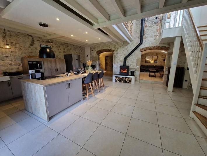 Location de vacances pour 12 personnes, avec jardin ainsi que piscine et vue, animaux acceptés à Champagneux - 4