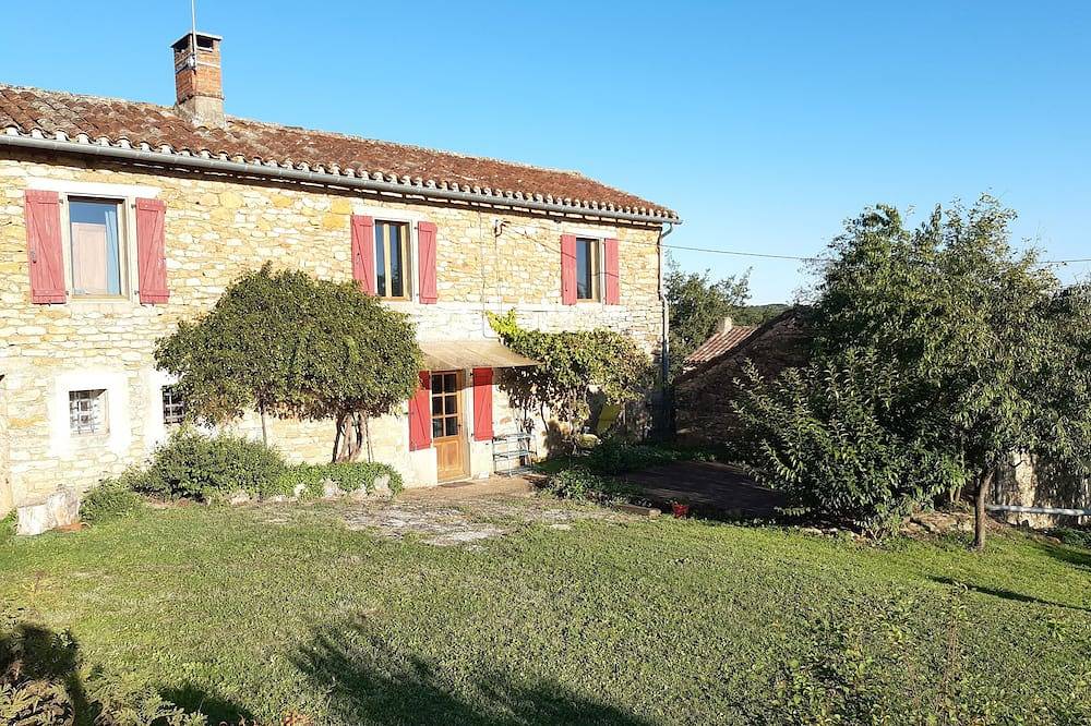 An eco-renovated house full of charm, a garden and a magnificent view. in Varen, Macizo Central