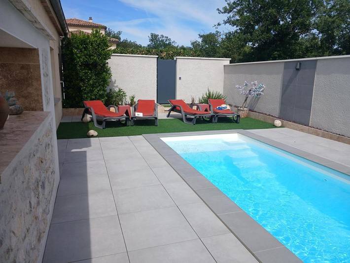 Location de vacances pour 4 personnes, avec jardin ainsi que vue et piscine, animaux acceptés à Lussas