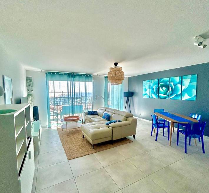 Gîte pour 3 personnes, avec Balcon et Terrasse ainsi que Jardin et Vue sur le lac dans Port De Marseillan