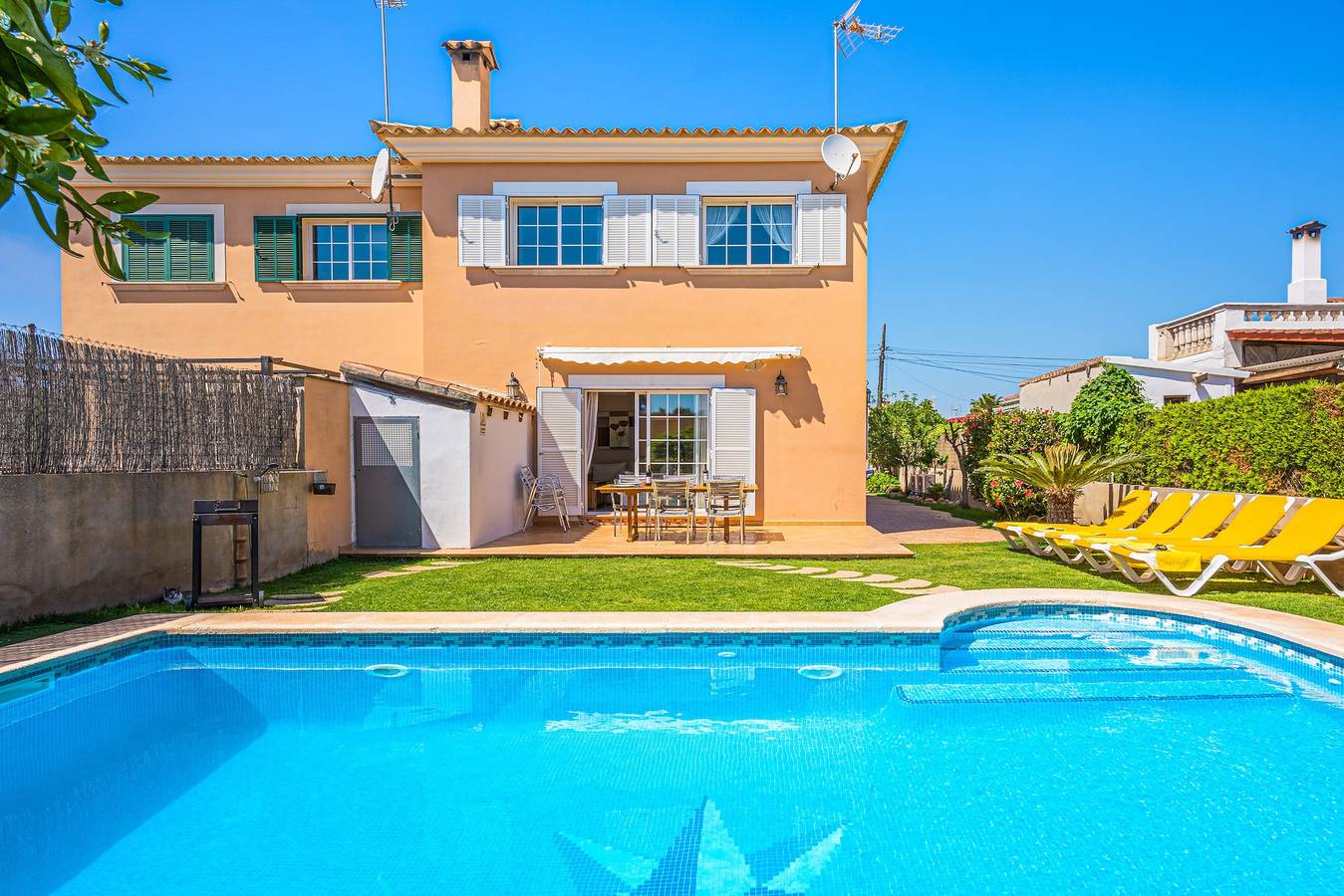 Maison de vacances Casa las Bahias avec Piscine, connexion Wi-Fi, climatisation, Terrasse et Jardin in Badia Gran, Llucmajor