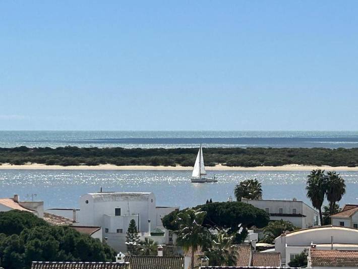 Apartamento para 6 personas, con terraza y piscina además de jardín y vistas en Cartaya