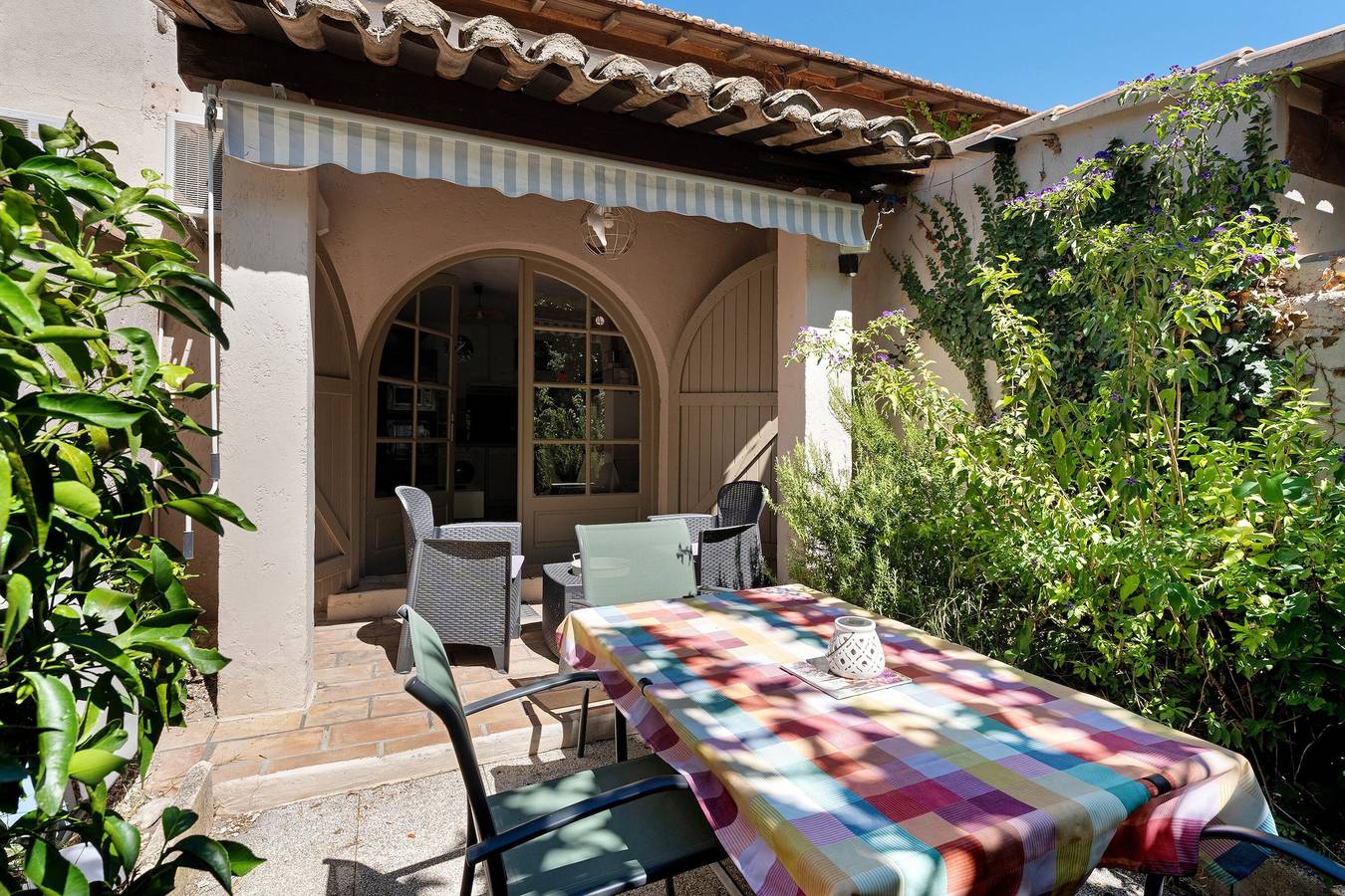 Casa "Gite L'Embellido" con terrazza privata, Wi-Fi e aria condizionata in Mouriès, Arles e dintorni