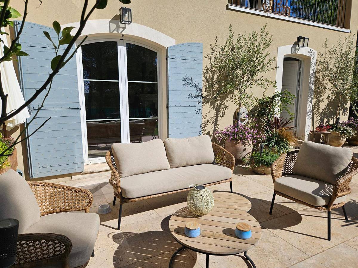 Double Room with Private Bathroom in Lambesc, Région d'Aix-en-Provence