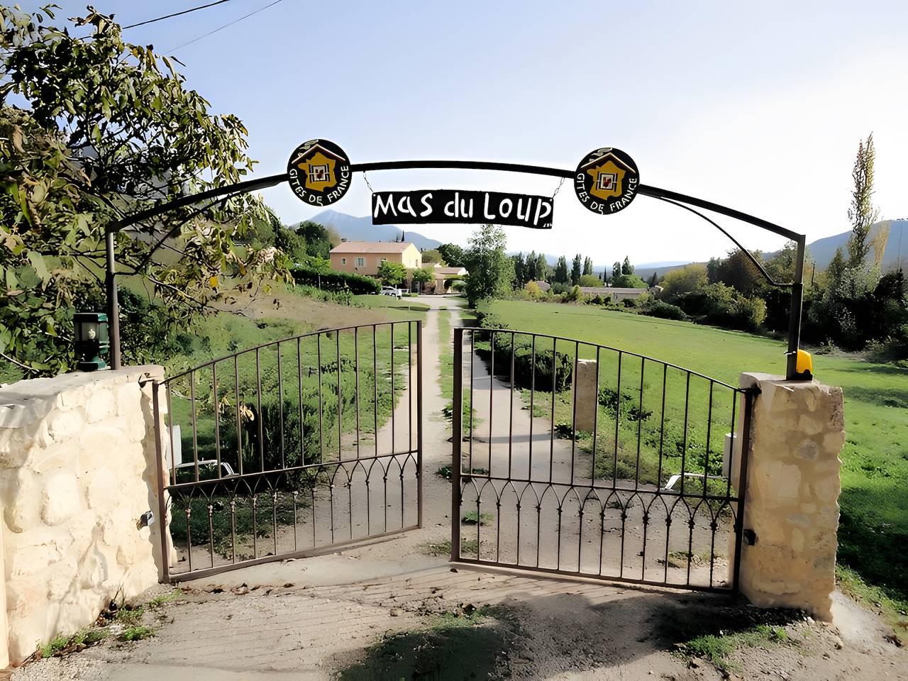 Bed & Breakfast „Le Mas Du Loup – Zimmer Loup“ mit Bergblick, Gemeinschaftsterrasse und Wlan in Moustiers-Sainte-Marie, Regionaler Naturpark Verdon