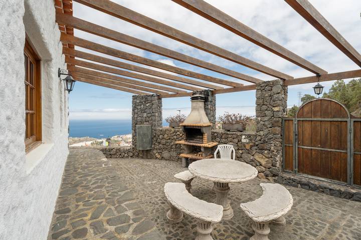 Casa de vacaciones "Candelaria" con vistas a la montaña y al mar, piscina, terraza y Wi-Fi in Las Longueras, La Guancha