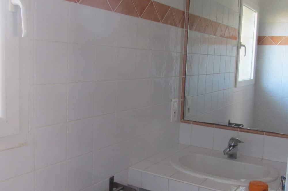 Ganze Wohnung, La Capte large 48 m2 T2 with 4 beds-near beach and shops in La Capte, Hyeres