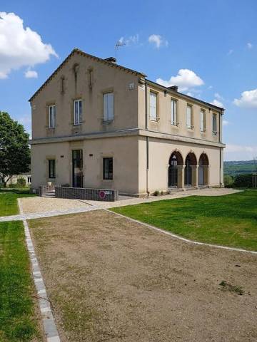 Maison de campagne pour 12 personnes, avec jardin et vue, animaux acceptés à Collonge-en-Charollais
