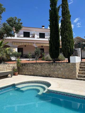 Casa rural para 8 personas, con vistas y vistas al lago además de jardín y piscina en Iznájar