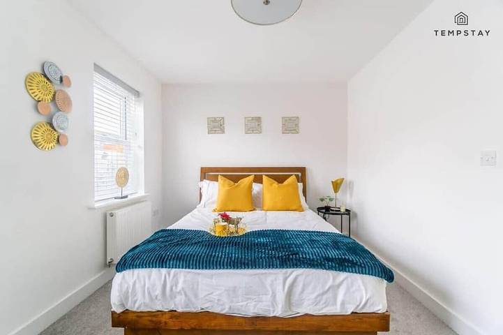 4Br-Madejski Stadium-Royal Berk Hosp-By Tempstay in Reading, Berkshire