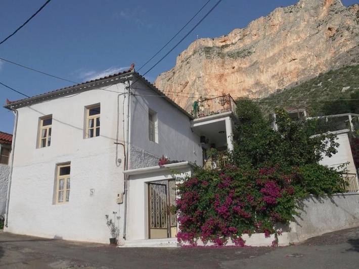 Location de vacances pour 8 personnes, avec vue et jardin dans Leonidion