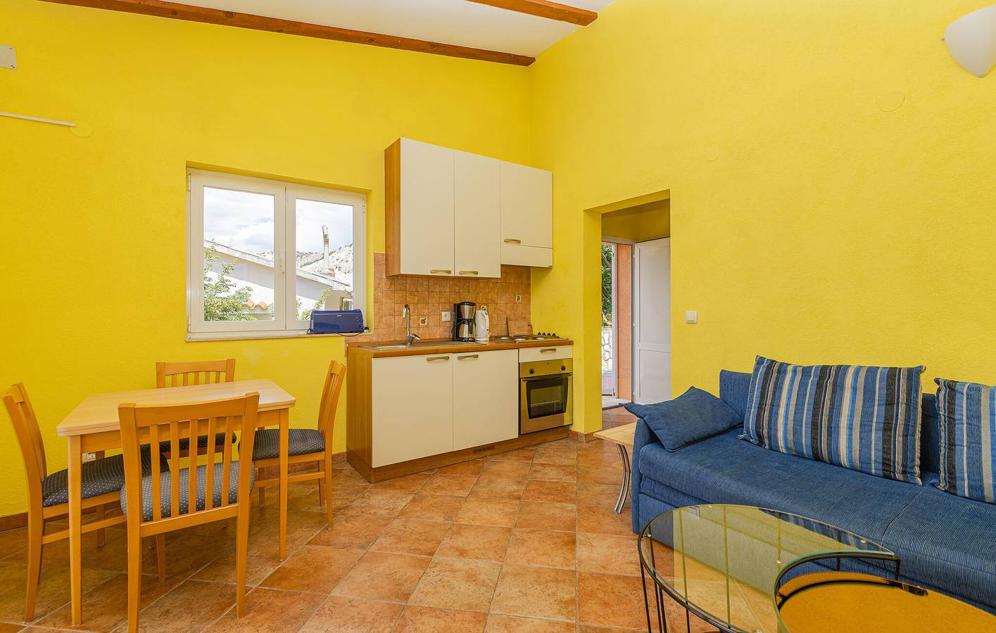Ganze Ferienwohnung, Gemütliche Ferienwohnung mit Terrasse, Klimaanlage und WLAN – 300 m vom Strand entfernt in Jablanac, Kvarner Festland