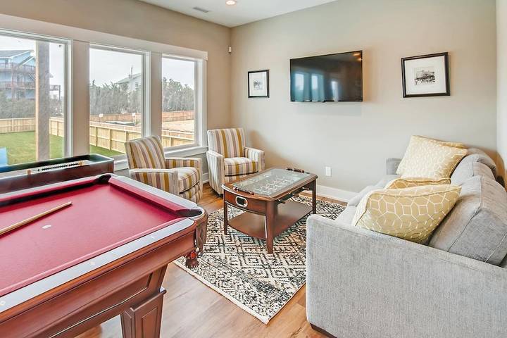 Vacation house for 13 people, with yard and hot tub, with pets in Outer Banks