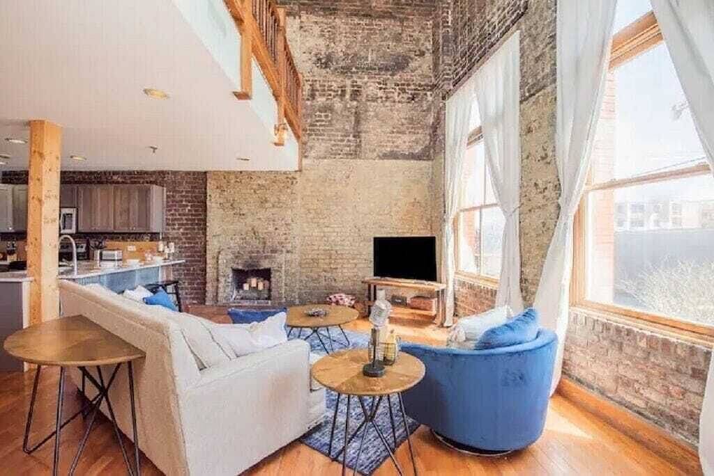 Ganze Wohnung, Lively Downtown Loft~Pet Friendly~2 Queen Beds in Knoxville, Knox County (TN)