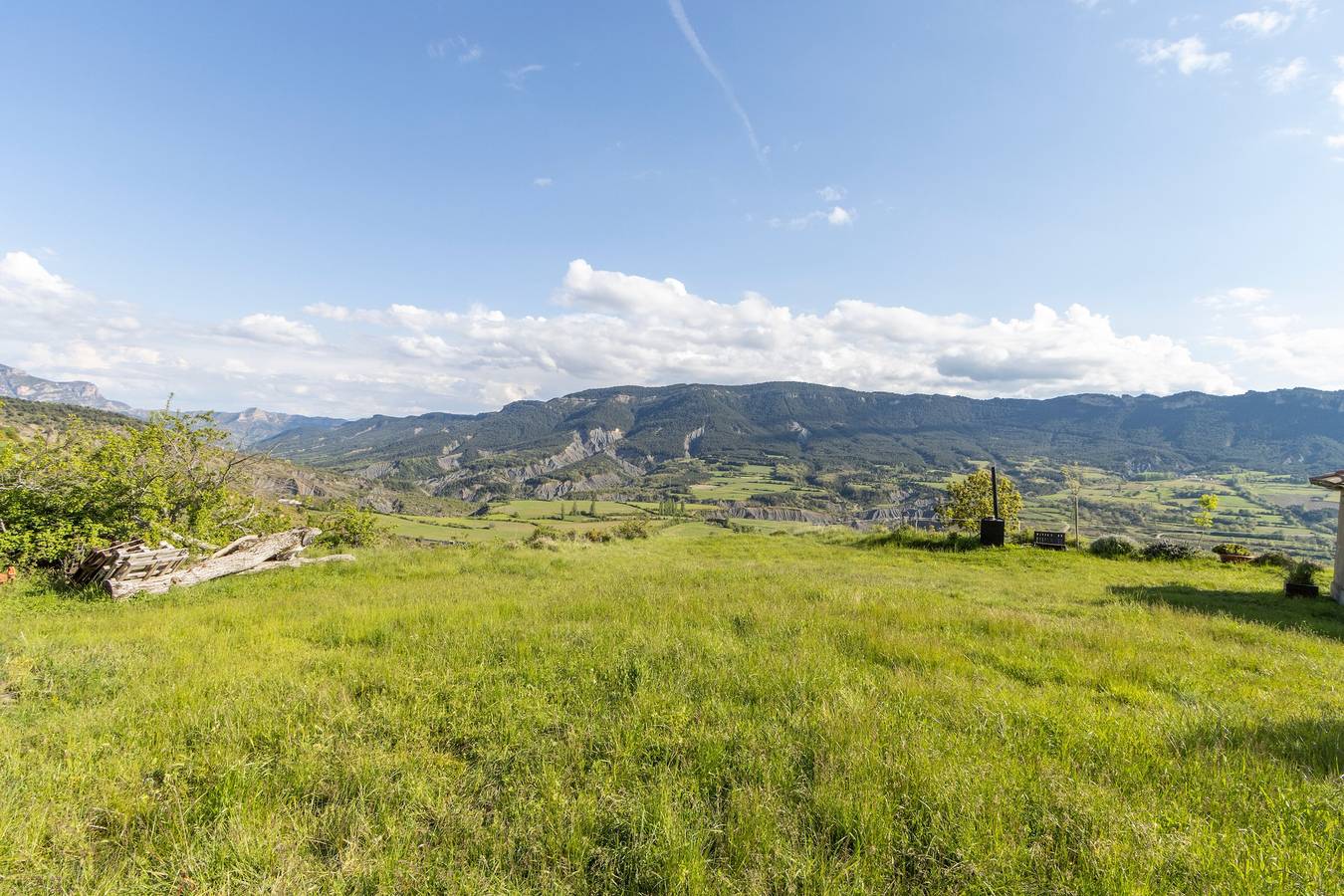 Apartamento entero, Apartamento 'Milano' con vistas a la montaña, terraza privada y Wi-Fi in Valle de Lierp, Pirineos
