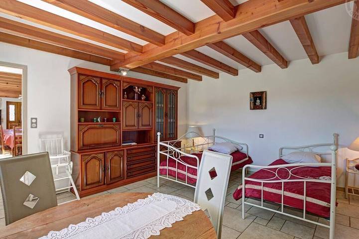 Gîte pour 14 personnes, avec jardin à Chirassimont - 2