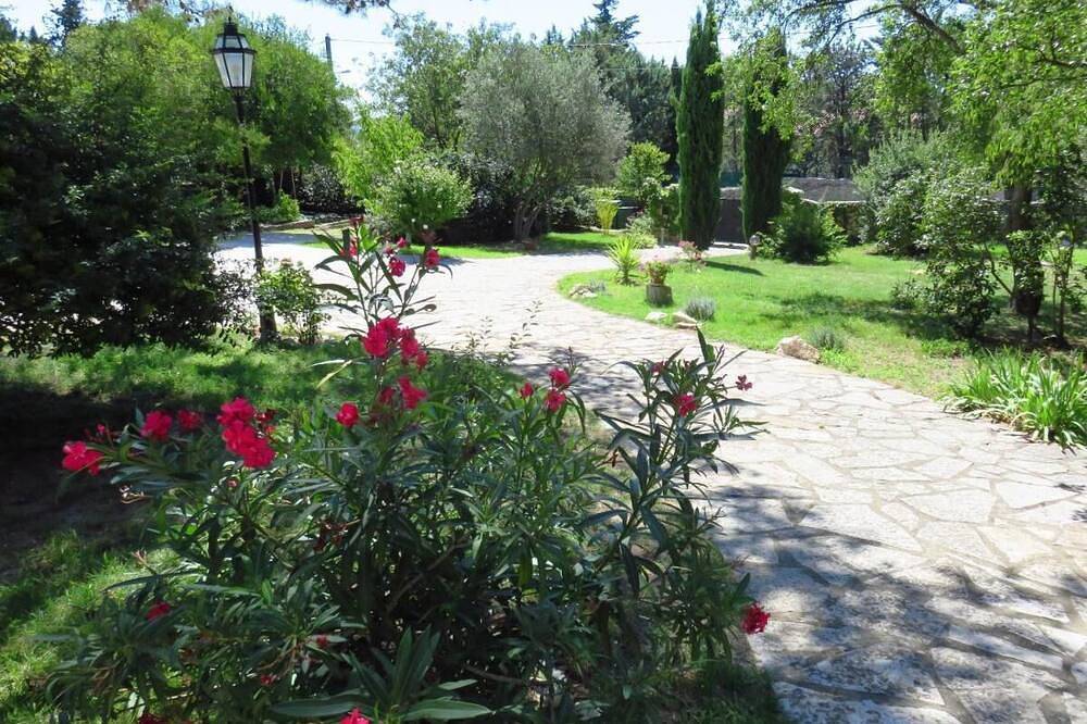 Apartamento entero, Beautiful apartment with swimming pool and parking in Nimes, Region de Nimes