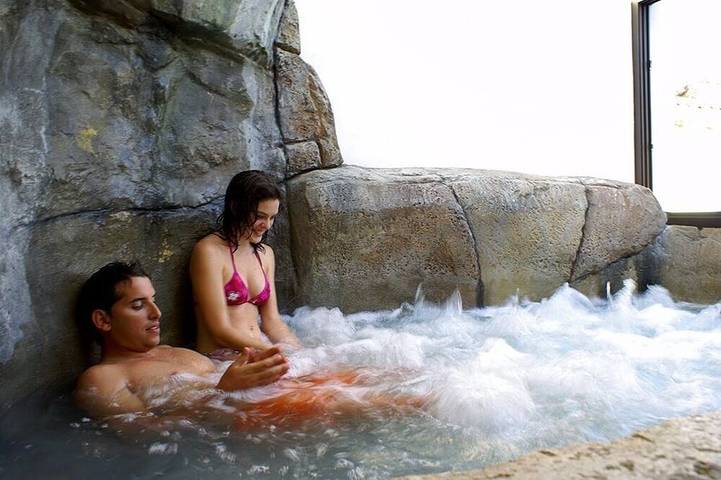 Gîte pour 16 personnes, avec Balcon ainsi que Jacuzzi et Jardin