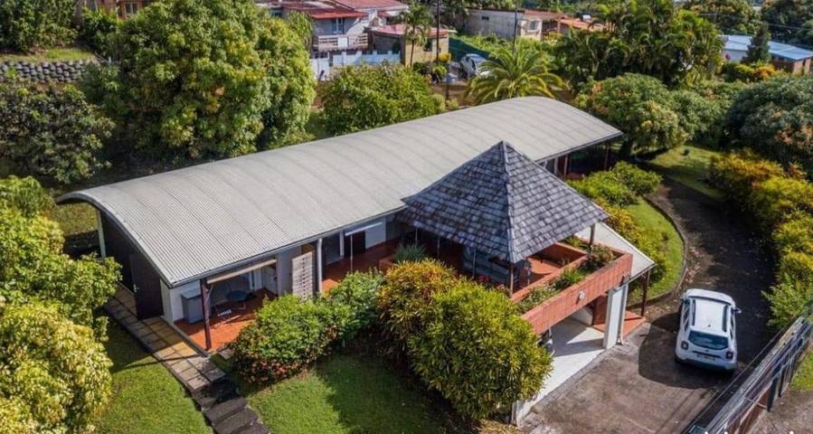 Gîte pour 2 personnes, avec bassin pour enfant ainsi que piscine et jardin à Saint-Esprit (homonymie)