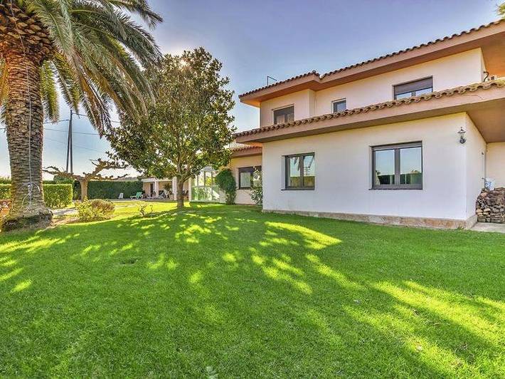 Casa rural para 9 personas, con vistas y piscina además de terraza y jardín, Se admiten mascotas en Viladamat